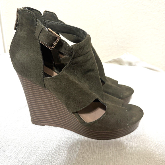 Parker And Sky Wedges Womens Size 6 Olive Green Suede High Heels Peep toe - Picture 1 of 7